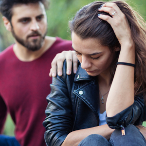 Mujer angustiada porque piensa que su pareja la ve como su madre